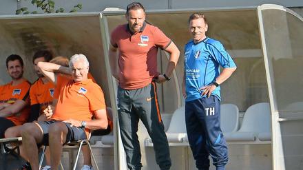 Das Lächeln abgeschaut. Thomas Häßler (rechts) und Pal Dardai während des Testspiels an der Seitenlinie.