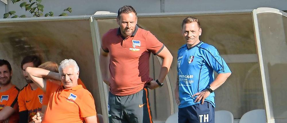 Das Lächeln abgeschaut. Thomas Häßler (rechts) und Pal Dardai während des Testspiels an der Seitenlinie.