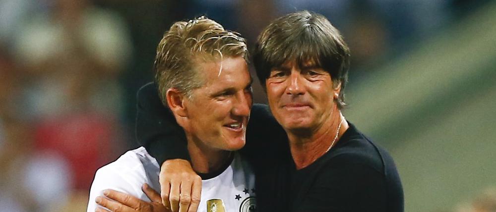 Erst weint er, dann lacht er. Bastian Schweinsteiger hat fertig mit der deutschen Nationalelf. Joachim Löw muss jetzt einen Nachfolger bestimmen.