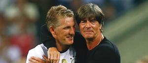 Erst weint er, dann lacht er. Bastian Schweinsteiger hat fertig mit der deutschen Nationalelf. Joachim Löw muss jetzt einen Nachfolger bestimmen.
