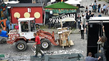 Bewohner des alternativen Stadtviertels Christiania in Kopenhagen zerstören nach der Schießerei bei einer Drogenrazzia Marihuana-Verkaufsstellen.