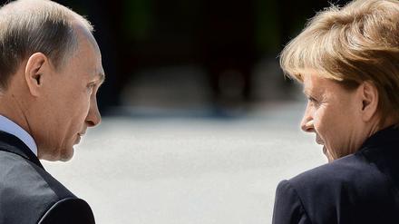 Wladimir Putin und Angela Merkel hier gemeinsam bei einer Gedenkfeier am Grab des unbekannten Soldaten in Moskau im Mai 2015. 