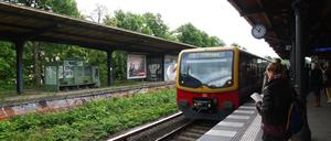 Öfter in die City. Der S-Bahnhof Zehlendorf am Teltower Damm in Berlin-Zehlendorf.