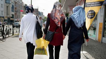 Frauen mit Kopftuch in Neukölln.