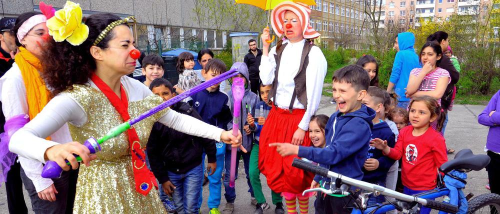 Es ist nicht alles traurig in Hellersdorf - in den Ferien traten Clowns vor der Flüchtlingsunterkunft auf. Die hat jetzt einen neuen Betreiber.