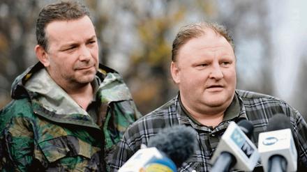 Das deutsch-polnische Schatzgräber-Duo Piotr Koper (rechts) und Andreas Richter will nicht aufgeben.  