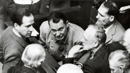 Die Hauptangeklagten Hermann Göring, Rudolf Heß und Joachim von Ribbentrop auf der Anklagebank während der Nürnberger Hauptkriegsverbrecherprozesse am 13. Februar 1946 in Nürnberg.
