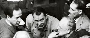 Die Hauptangeklagten Hermann Göring, Rudolf Heß und Joachim von Ribbentrop auf der Anklagebank während der Nürnberger Hauptkriegsverbrecherprozesse am 13. Februar 1946 in Nürnberg.