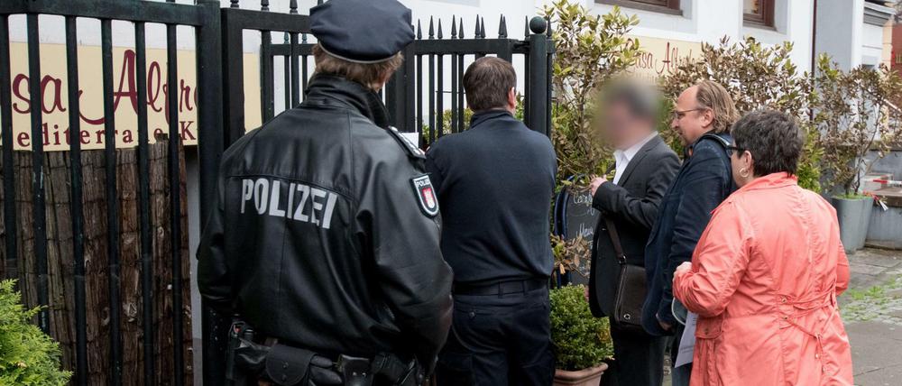 Der Angeklagte (3.v.l) nahm Ende Mai an einem Ortstermin am Tatort.