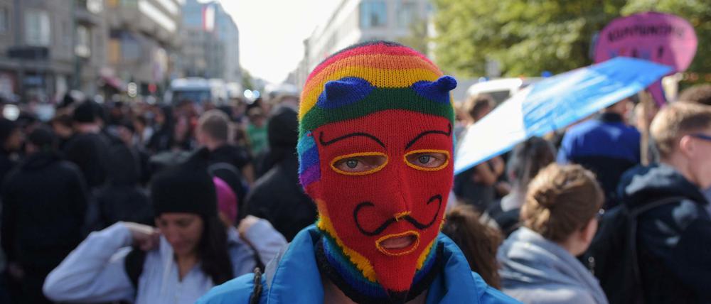 Ein Blockupy-Demonstrant mit Maske.