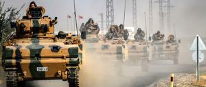 Panzer der türkischen Armee bewegen sich fünf Kilometer westlich der Stadt Karkamis an der türkisch-syrischen Grenze auf die Stadt Dscharablus zu.