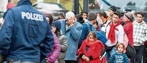 Flüchtlinge am Grenzübergang in Österreich kurz vor Deutschland im Oktober 2015