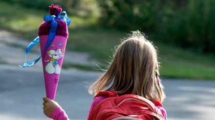Eine Erstklässlerin auf dem Weg zur Einschulung.