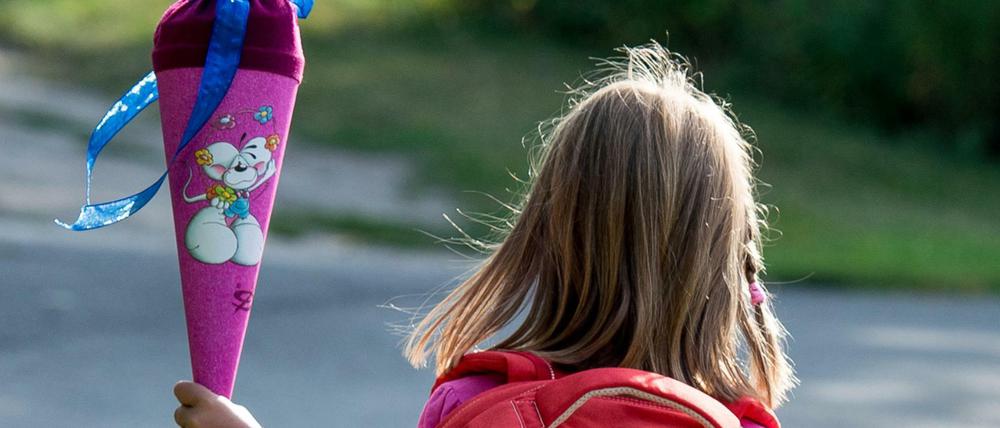Eine Erstklässlerin auf dem Weg zur Einschulung.