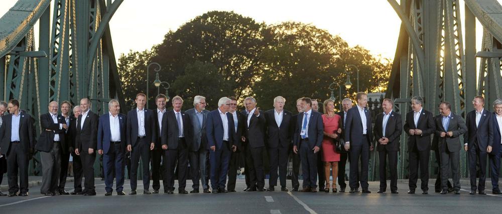 Die Außenminister auf der Glienicker Brücke in Potsdam.