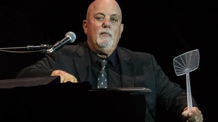 Billys Taktstock - für sein einziges Konzert in Deutschland gastierte Billy Joel am Sonnabend in Frankfurt. Mehr als 30000 kamen und sahen einen zu Scherzen aufgelegten Meister, der manche Überraschung in seiner Best-of-Show einflocht.