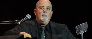 Billys Taktstock - für sein einziges Konzert in Deutschland gastierte Billy Joel am Sonnabend in Frankfurt. Mehr als 30000 kamen und sahen einen zu Scherzen aufgelegten Meister, der manche Überraschung in seiner Best-of-Show einflocht. 
