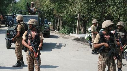 Soldaten in Pakistan nach dem Angriff von Selbstmordattentätern in Peshawar. 