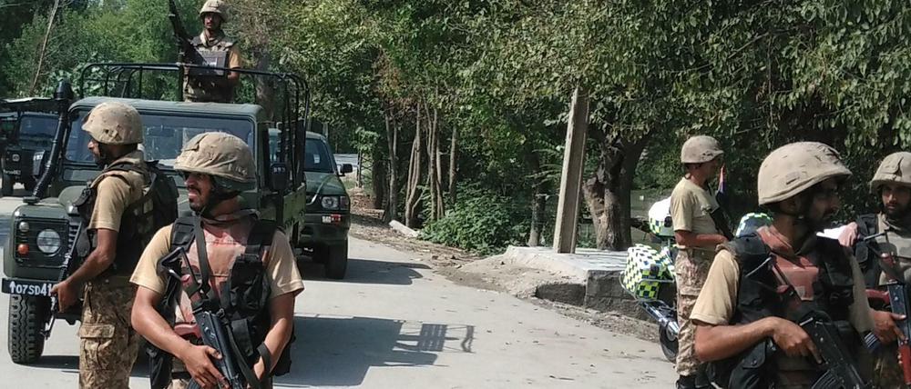 Soldaten in Pakistan nach dem Angriff von Selbstmordattentätern in Peshawar.