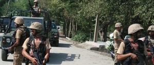 Soldaten in Pakistan nach dem Angriff von Selbstmordattentätern in Peshawar. 