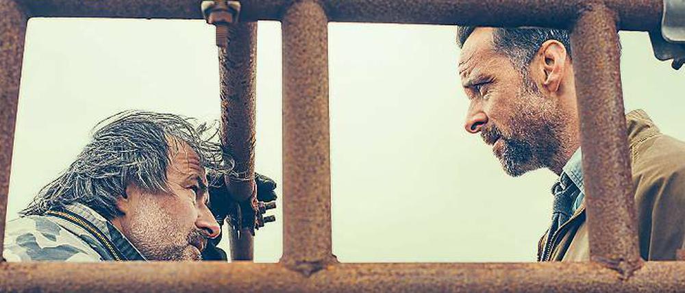 Der dauerleidende Polizisten-Hamlet. Inspector Tom Mathias (Richard Harrington, rechts) vernimmt Cal Bowen (James Tomas), bei dem die Tochter des Ermordeten seit Jahren lebt.