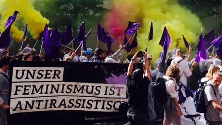 Demo-Teilnehmer zünden bunte Pyrotechnik in der Schlüterstraße, die Stimmung bleibt friedlich.