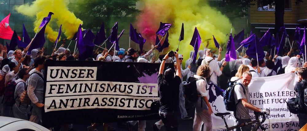 Demo-Teilnehmer zünden bunte Pyrotechnik in der Schlüterstraße, die Stimmung bleibt friedlich.