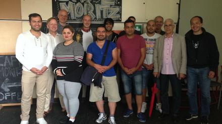 Treffpunkt einmal in der Woche im Café Moritz: Elmar Stapelfeldt (2. von links) mit seinen deutschen Mitstreitern, Übersetzern und Flüchtlingen