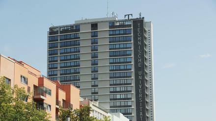 Die Antennen fürs 5G-Testfeld werden auf dem sogenannten Telefunken-Haus der Technischen Universität am Ernst-Reuter-Platz installiert. 