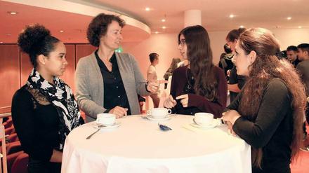 Im Gespräch. Berlins IHK-Präsidentin Beatrice Kramm (Zweite von links) diskutiert mit Auszubildenden, die vor wenigen Tagen ihre Lehre begonnen haben. 