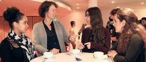 Im Gespräch. Berlins IHK-Präsidentin Beatrice Kramm (Zweite von links) diskutiert mit Auszubildenden, die vor wenigen Tagen ihre Lehre begonnen haben. 