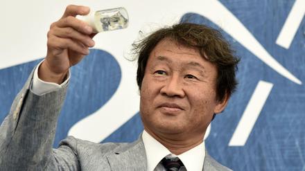 Qualle der Wahl. Der Wissenschaftler Shin Kubota zeigt den heimlichen Helden des Wettbewerbsbeitrags "Spira Mirabilis" vor.