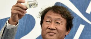 Qualle der Wahl. Der Wissenschaftler Shin Kubota zeigt den heimlichen Helden des Wettbewerbsbeitrags "Spira Mirabilis" vor.