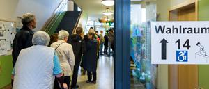 Wähler stehen am Sonntag in Schwerin (Mecklenburg-Vorpommern) bei der Landtagswahl vor einem Wahllokal in einer Schlange an.