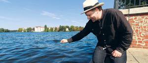 Phillip Geist versenkt seine Kamera nahe der Mündung von Müggelspree und Dahme.