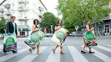 Läuft bei den Grünen. Das Vierer-Spitzenteam (Daniel Wesener, Bettina Jarasch, Ramona Pop und Antje Kapek, v.l.n.r.) in Berlin hat großzügige finanzielle Unterstützung von einem Anlageberater bekommen.