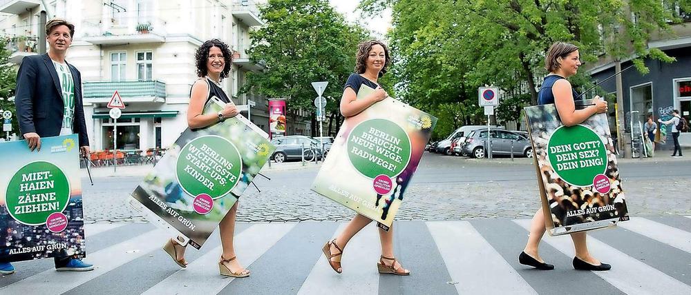 Läuft bei den Grünen. Das Vierer-Spitzenteam (Daniel Wesener, Bettina Jarasch, Ramona Pop und Antje Kapek, v.l.n.r.) in Berlin hat großzügige finanzielle Unterstützung von einem Anlageberater bekommen.