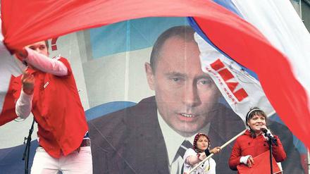 Oft streng, bisweilen gütig. Wladimir Putin ist der unbestrittene Star in Russland. Seine Zustimmungsraten liegen bei mehr als 80 Prozent.