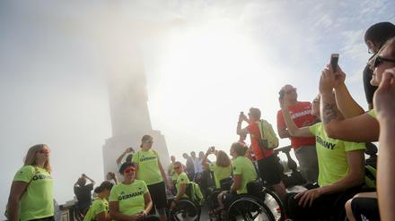 Deutsche Paralympics-Teilnehmer fotografieren den eingenebelten Cristo Redentor.