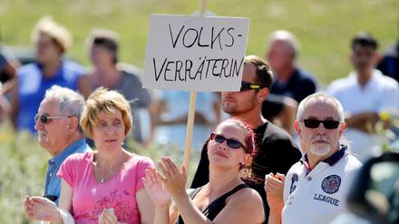 Ganz klar, wer gemeint ist: Demonstratin vor einer Flüchtlingsunterkunft in Heidenau (Sachsen)