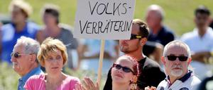 Ganz klar, wer gemeint ist: Demonstratin vor einer Flüchtlingsunterkunft in Heidenau (Sachsen) 