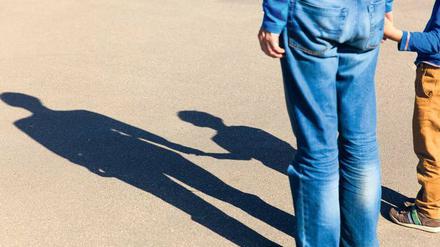 Gefährliche Nähe. Kinder sind ihnen lieber, als ihnen lieb ist. Deshalb müssen Pädophile ihre Sexualität ein Leben lang unterdrücken.