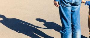 Gefährliche Nähe. Kinder sind ihnen lieber, als ihnen lieb ist. Deshalb müssen Pädophile ihre Sexualität ein Leben lang unterdrücken.