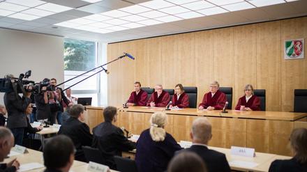 Das Gericht unter der Leitung der Verfassungsrichterin Ricarda Brandts (3.v.l) in Münster (Nordrhein-Westfalen)