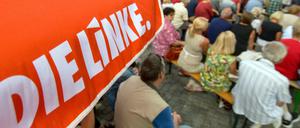 Schweriner Bürger hören am 02.09.2016 in Schwerin (Mecklenburg-Vorpommern) bei einer Wahlkampfveranstaltung der Partei Die Linke einer Rede zu. Foto: Axel Heimken/dpa +++(c) dpa - Bildfunk+++