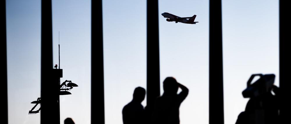 09.10.2021, Brandenburg, Schönefeld: Besucher schauen sich am Hauptstadtflughafen Berlin Brandenburg «Willy Brandt» (BER) von der Besucherterrasse des Terminal 1 den Start eines Flugzeugs an.