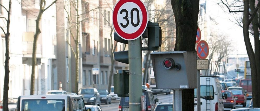 Tempo 30 Zone in der Schildhornstraße in Berlin-Steglitz.
