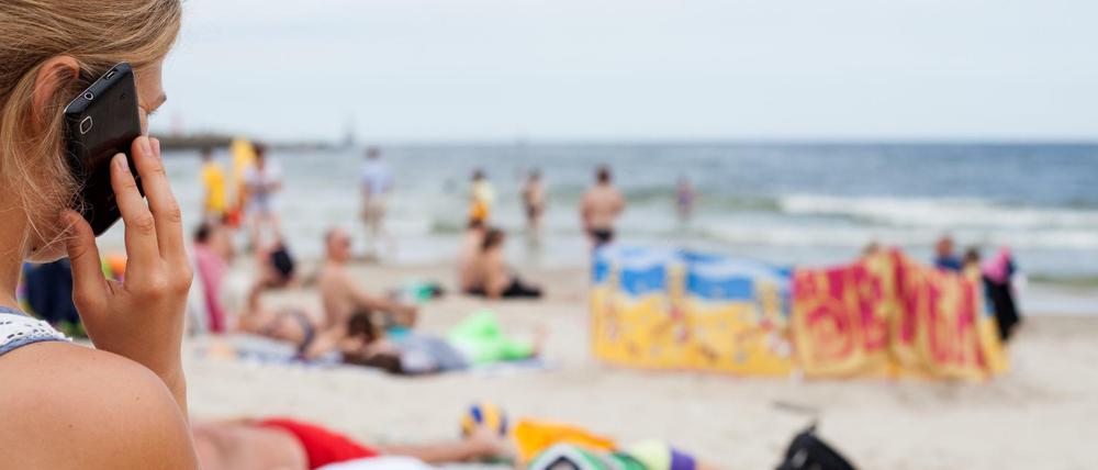 Vom Strand einen Urlaubsgruß per Smartphone schicken: Die EU will, dass das künftig keine Frage der Kosten mehr ist.