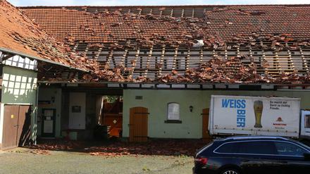 Ziegel liegen in einem Hof in Dramfeld (Niedersachsen), die zuvor ein Tornado vom Dach der Scheune gerissen hatte.