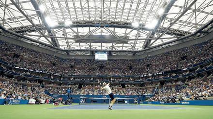 Wie steht’s eigentlich? Andy Murray (vorn) beklagte nach seinem Match gegen Marcel Granollers, dass es bei geschlossenem Dach deutlich lauter sei als bespielsweise in Wimbledon. Mitunter könnten die Tennisprofis nicht einmal den Stuhlschiedsrichter bei der Ansage des Spielstandes verstehen. 